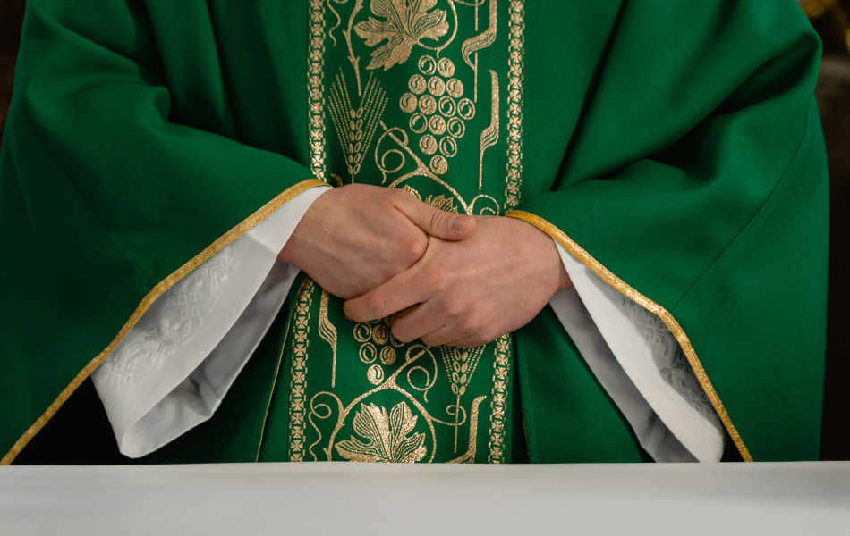 Image pour Les Chasubles : Élégance et Symbolisme Liturgique